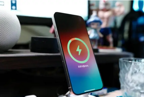 沙田镇苹果15换屏服务分享用什么充电器给iPhone15充电更好 